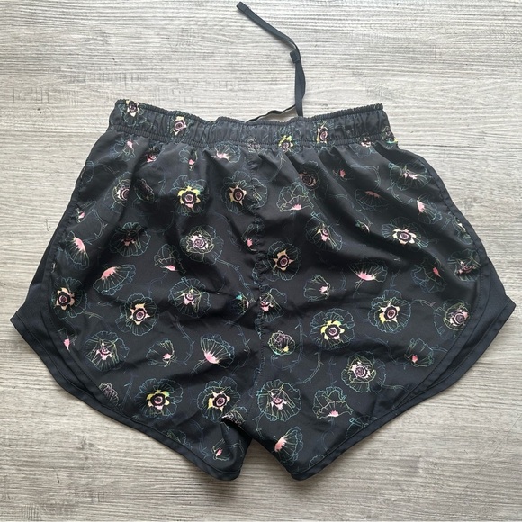 Nike Floral Black Women's Shorts Sz S - Picture 2 of 3